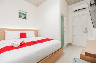 RedDoorz Plus near RS RK Charitas 2 Palembang - 0