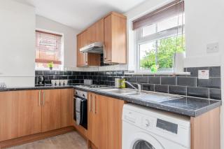 Spacious 3 Bed Contractor and Family Home, Bristol - 6