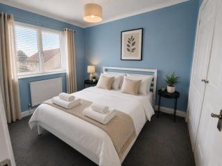 Spacious 4 Bedroom Home Free Parking Sleeps 9 - 9