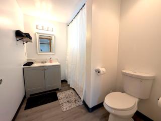 Downtown District Modern Apt Yard WiFi King Bed - 7