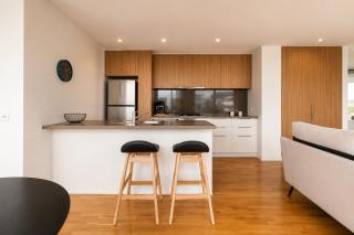 Modern 2BR with Sparkling Bay Views & Free Parking - 4