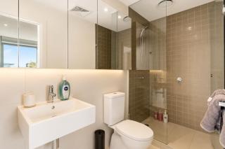 Modern 2BR with Sparkling Bay Views & Free Parking - 6