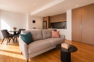 Modern 2BR with Sparkling Bay Views & Free Parking - 5