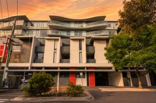 Modern 2BR with Sparkling Bay Views & Free Parking - 4