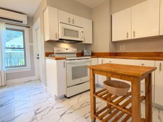 4BR Downtown Home 9 Beds Walk to Lake - 1