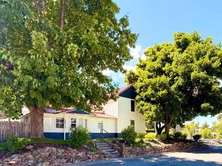 4BR Downtown Home 9 Beds Walk to Lake - 0
