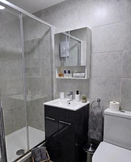 Modern 1 & 2 Bed Apartment - Desborough - Kettering - Sleeps up to 5 - Free Parking, - WIFI - Contractors, Professionals, Families and Relocators - By The Home Makers Hub - 6