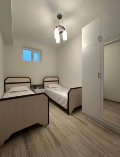 2 Bedroom Family unit with shared backyard - 4