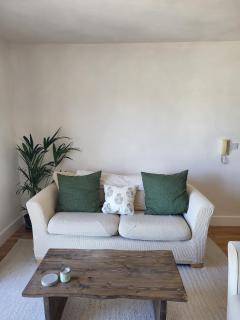 Calm Seaside Apartment - 4