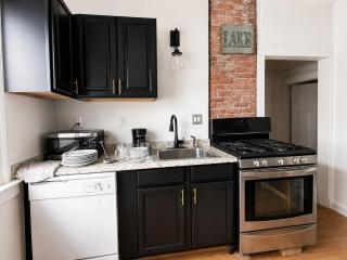 Renovated 3BR Detroit Home | Sleeps 6 - 7