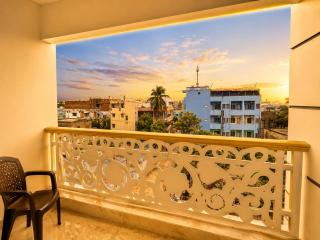 SEA BEACH HOTEL RR ! PURI - Near Swargadwar Beach - Golden Beach - Light House Beach - & Shree Jagannath Temple , Fully Air Conditioned Rooms with BALCONY - ,Wifi , Lift , Restaurant & Parking , Near Hotel Sankara Palace , BEST FAMILY HOTEL IN PURI - 2