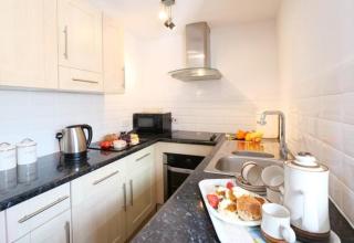 The Granary Beamed ground floor apartment near sea - 1