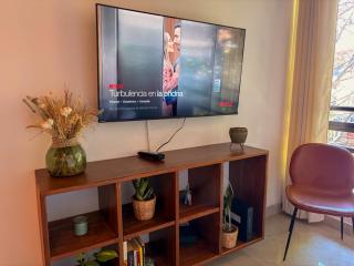 Warm Tropical Flat in Manila, Green Views & 3 Queen Beds - 2