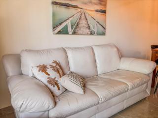 Warm Tropical Flat in Manila, Green Views & 3 Queen Beds - 8