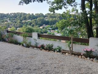 Vue magnifique, jardin et petit cocon en provence - 9