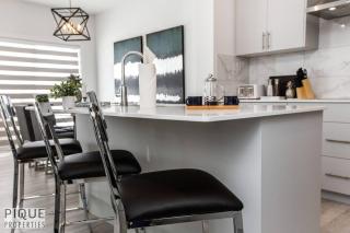Modern Executive Home-Sleeps12-KingBeds-FullHouse - 1