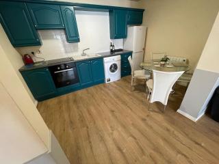 Modern Town Centre 3 Bed Apartment - 2