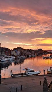 The Captains Quarter - Sleeps7 - 2 Minutes From Weymouth Beach - Fast WiFi - Smart Tv - Stunning Cosy Decor - 6