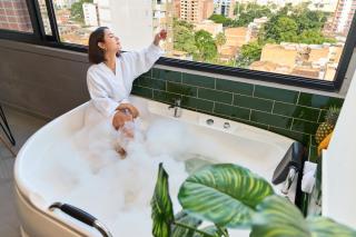 Rosa Negra Luxury Suite w/ Jacuzzi Near Stadium - 9
