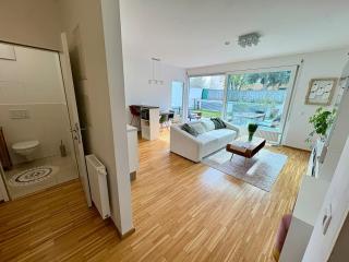 Quiet and central, modern apartment at U1, with garden & parking - 6