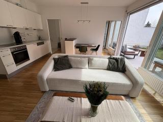 Quiet and central, modern apartment at U1, with garden & parking - 3