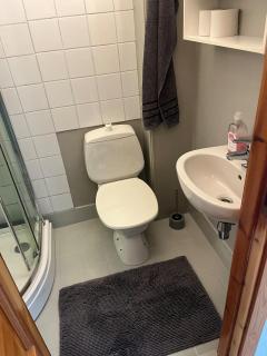 Simple, affordable apartment with good public transportation - 5