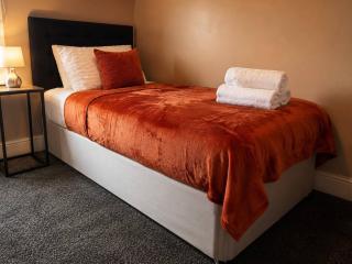 3 Bedrooms for 6 Guests Property with Parking - 1