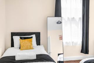 NEW! 3BR House, Free Parking, near City Centre - 2