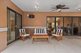 Elegant, 4 BDR house with a pool and BBQ - 7