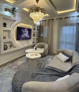 Appartement moderne de haut standing à Logpom avec Netflix IPTV connexion Wi-Fi haut débit Starlink et groupe électrogène inclus - 0
