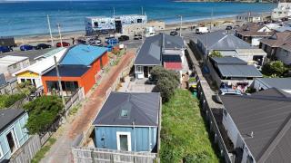 Beachfront Home & Guest House Lyall Bay - 6