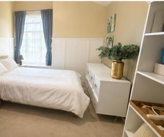 Spacious three bedrooms, Queenbeds entire House, free parking and wifi - 9