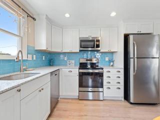 Wifi Outdoor Shower Deck Ocean Side 2Nd Floor, Just A Short Walk From The Best Lbi Attractions, A Small Park, And The Beach - 6
