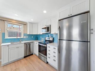 Wifi Outdoor Shower Deck Ocean Side 2Nd Floor, Just A Short Walk From The Best Lbi Attractions, A Small Park, And The Beach - 4
