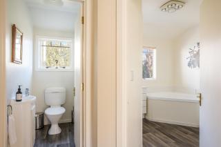 Central Wanaka 3BR Apartment – Walk to Lake & Town - 7