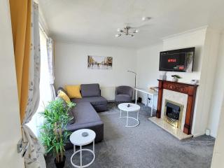 Spacious 2-Bedroom Family Friendly Retreat - 9