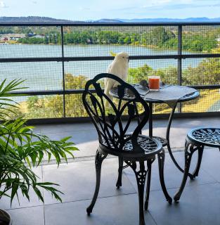 Stylish Central Lake View Apartment - free parking - 6