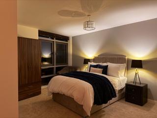 Central Leeds Two Bed Two Bath City View with Balcony - 8