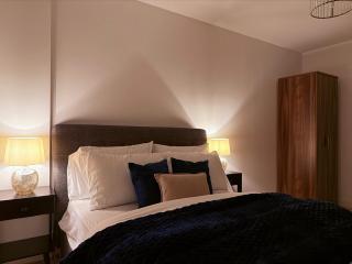 Central Leeds Two Bed Two Bath City View with Balcony - 6