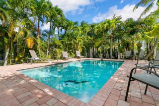 Tropical Villa Retreat Pool & Hot Tub - 7