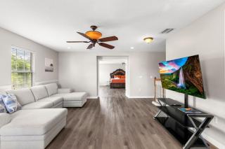 4BR Oasis Fast WiFi Workspace Near River - 8