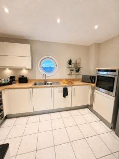 Luxury Marina View 2BR Apartment, Free Parking - 6