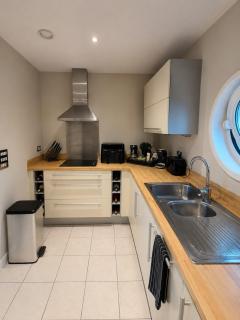 Luxury Marina View 2BR Apartment, Free Parking - 2