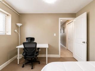 Modern 2br guest suite in Fleetwood Surrey - 3