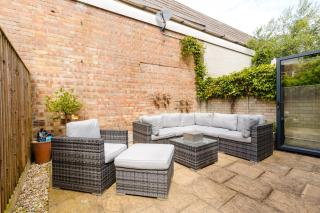 Chic 2BDR Flat in Fulham with Patio - 9