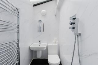 Chic 2BDR Flat in Fulham with Patio - 4