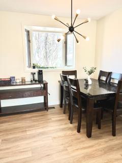 Brentwood Bungalow Near LRT Easy Stampede Access - 8
