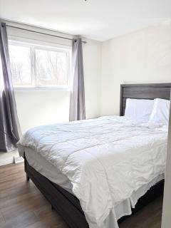 Brentwood Bungalow Near LRT Easy Stampede Access - 7