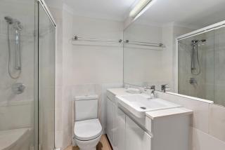 Sunny & Cozy 2BR Apt with WiFi, Parking & Balcony - 2