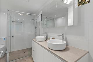 Sunny & Cozy 2BR Apt with WiFi, Parking & Balcony - 3